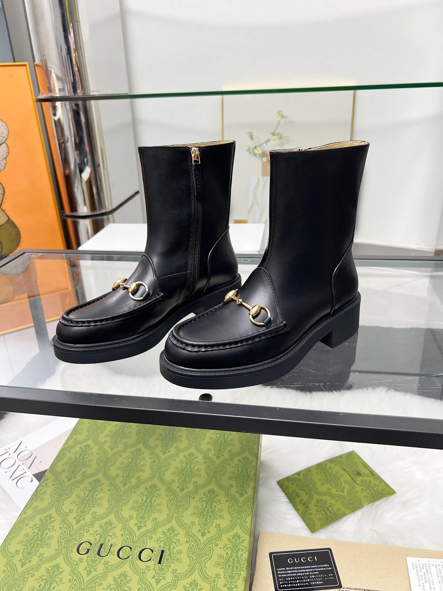 👟👟Ex-factory price 600👟👟 2025 latest version of Gucci GUCCI hot sale✅ 🎉Very easy to match👍Inner zipper design, easy to put on and take off 'Branded buckle Heel height: 6cm Fabric: Cowhide/open edge beads Inner/foot: apricot cowhide 🐂 Outsole PPU material Color: black Code number: 34-40. 34 and 41 42 need to be customized. Packaging: Comes with card and cloth bag.